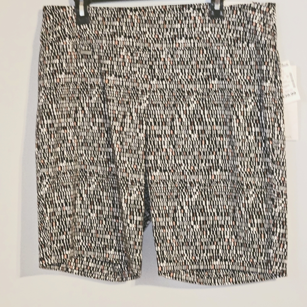 Peck & Peck Black, White and Coral Tummy Contol Modern Short Size 16